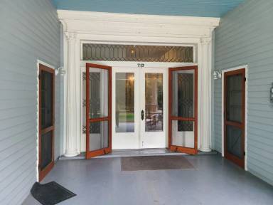 Main picture of 717 Broadway