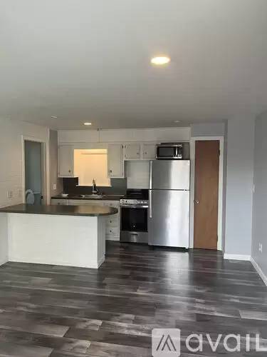 Main picture of 898 Riverside St