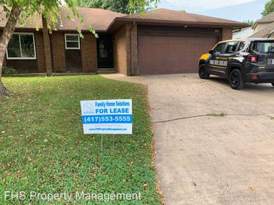 Main picture of 206 Village Ct