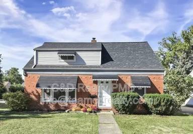 Main picture of 640 E 261st St