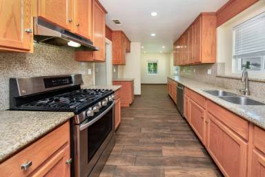 Main picture of 10402 Omelveny Ave