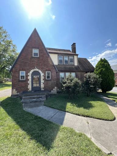 Main picture of 807 E Washington Ave