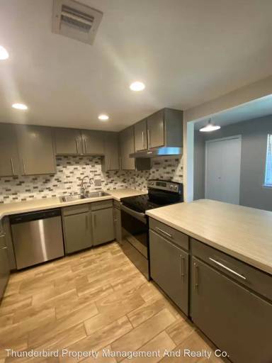Main picture of 925 Country Club Dr SE