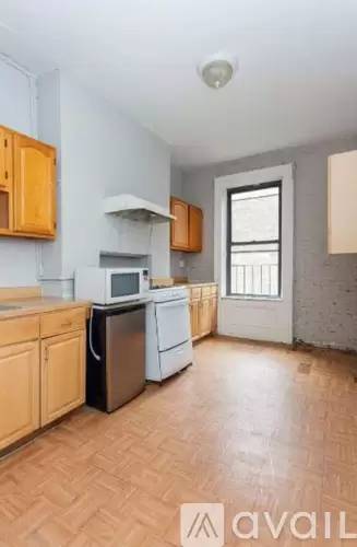 Main picture of 204 E 13th St