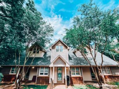 Main picture of 621 University Dr