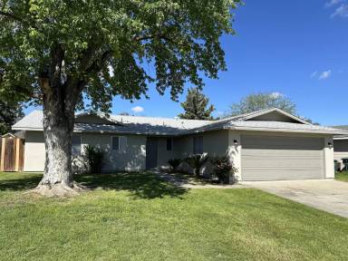 Main picture of 661 Sandy Ave