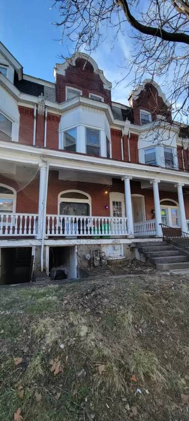 Main picture of 220 S Madison St