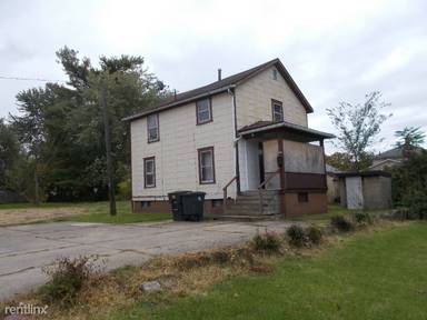 Main picture of 1024 Woodland St NE