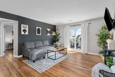 Main picture of 512 Splitlog Ave