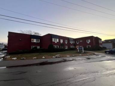 Main picture of 170 E Lake St