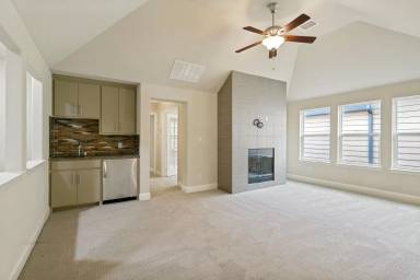 Main picture of 766 E Main St