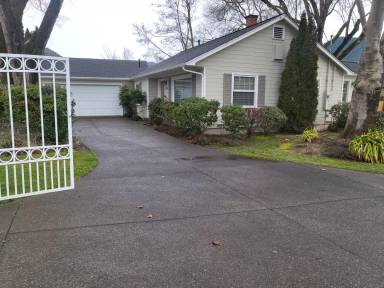 Main picture of 1975 NW Highland Ave