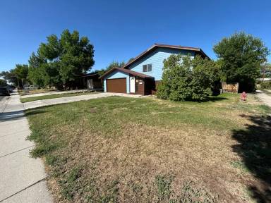 Main picture of 834 N 12th St E
