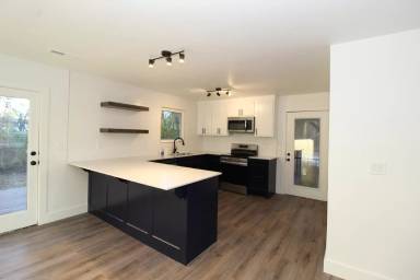 Main picture of 50 E 7th St