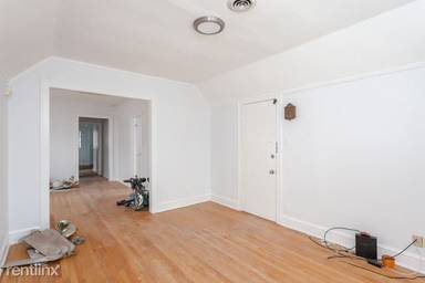 Main picture of 2929 W Roscoe St