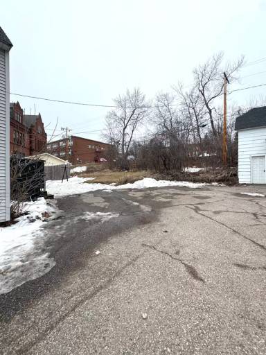 Main picture of 1821 E 1st St