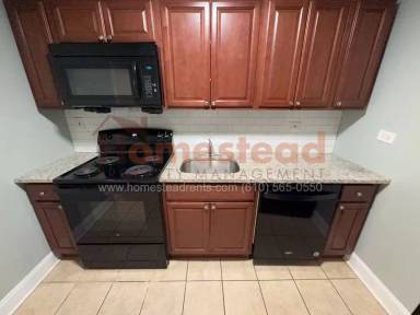 Main picture of 521 E Broadway Ave