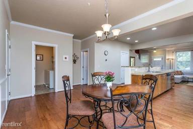 Main picture of 10540 NE Gateway St