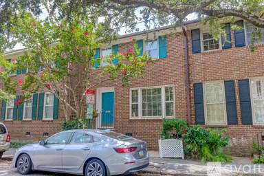 Main picture of 137 Wentworth St