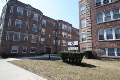 Main picture of 7014 N Sheridan Rd