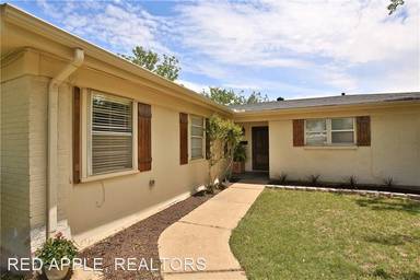 Main picture of 2425 Ivanhoe Ln
