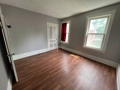 Main picture of 627 College St