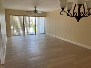 Main picture of 240 Lakeview Dr