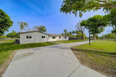 Main picture of 21990 SW 207th Ave