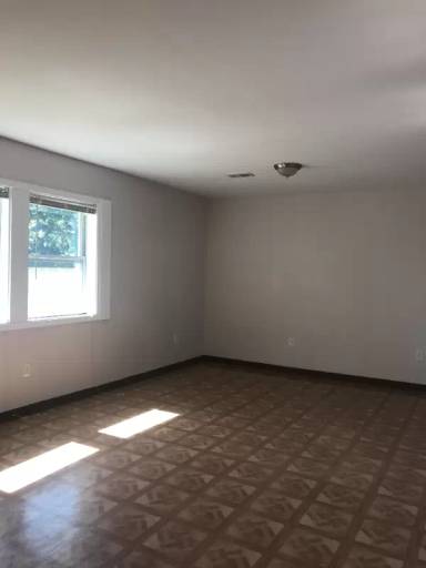 Main picture of 305 W Oak St