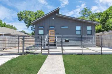 Main picture of 3439 Reeves St