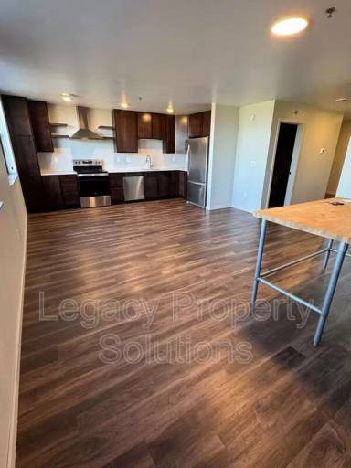 Main picture of 220 E Greenfield Ln