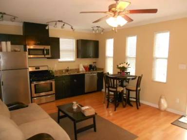 Main picture of 1321 N Duval St