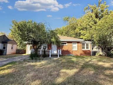 Main picture of 221 E 35th Pl