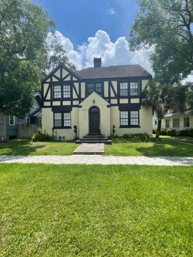 Main picture of 2752 Herschel St