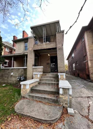 Main picture of 2475 Gladstone St