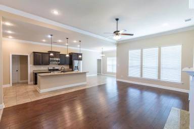 Main picture of 910 Maize St