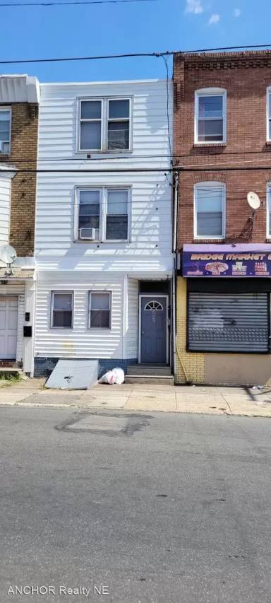 Main picture of 2097 Bridge St