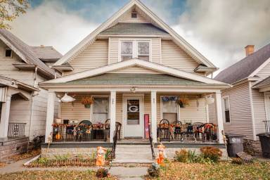 Main picture of 325 E Weber St