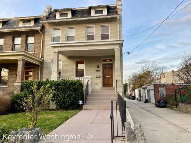Main picture of 409 Varnum St NW
