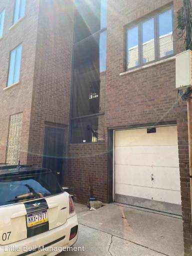 Main picture of 910 S Delhi St