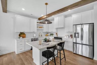Main picture of 903 Peak Dr