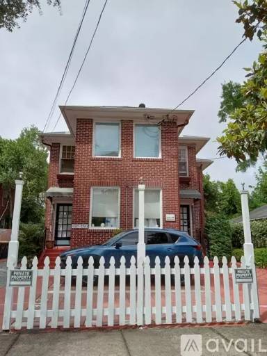 Main picture of 2563 Myra St