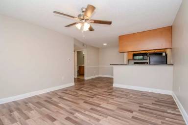 Main picture of 202 Lake Parsons Grn