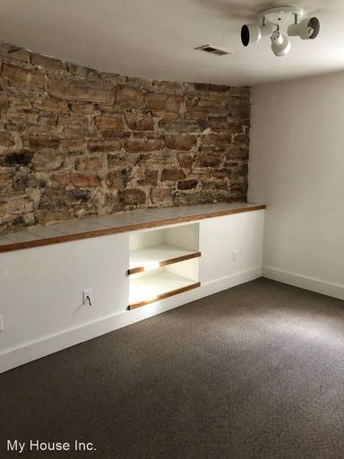 Main picture of 325 E Mulberry St