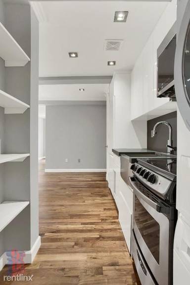 Main picture of 350 W 21st St