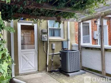 Main picture of 1460 Reynolds St