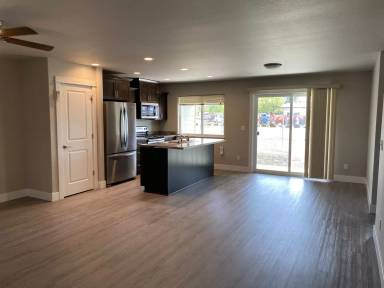 Main picture of 425 NE Russell Ave