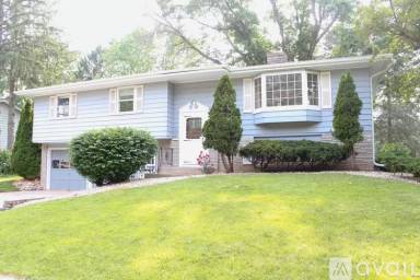 Main picture of 918 Chapel Hill Rd