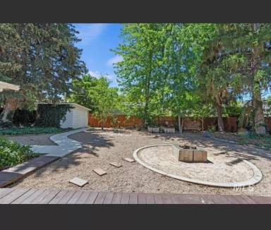 Main picture of 425 W Pine Ave