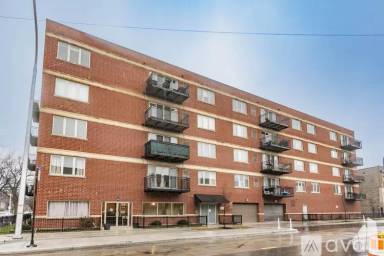 Main picture of 2158 W Grand Ave